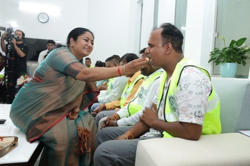 सीएम रेखा गुप्ता ने सफाईकर्मियों संग मनाया रक्षाबंधन!