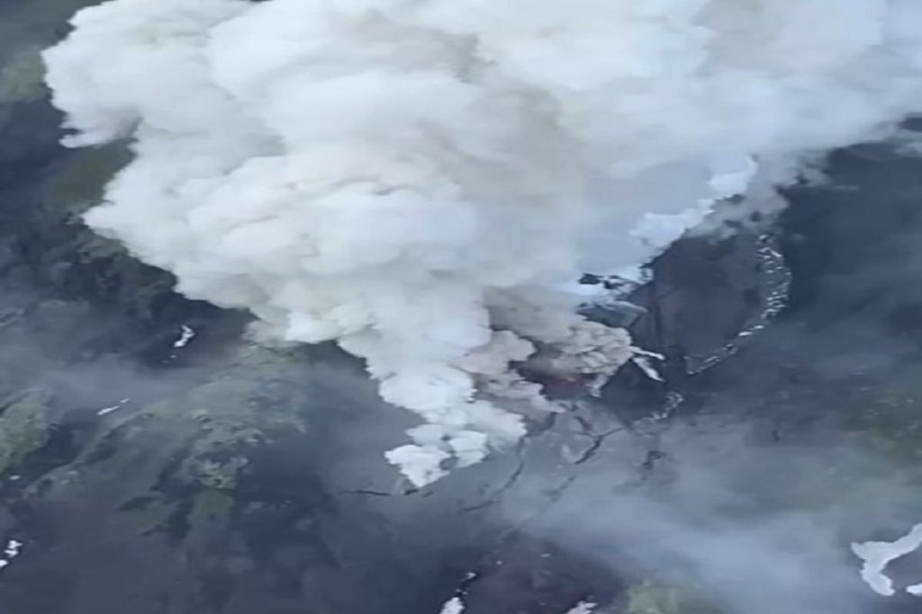 रूस: कामचटका में ज्वालामुखी से 10 किलोमीटर ऊंचा उठा राख का गुबार!