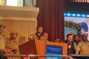 Shubhanshu-Shukla-who-reached-Lucknow-gave-the-mantra-of-2040-Moon-Landing-to-the-children!