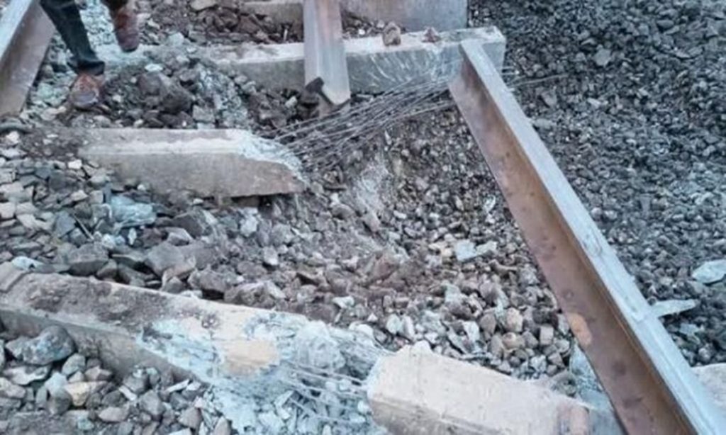 झारखंड: नक्सलियों की रेल साजिश नाकाम, रेलवे ट्रैक पर धमाका, टला बड़ा हादसा !