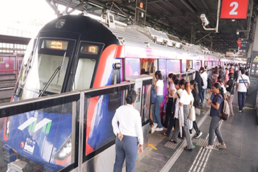 मुंबई में बारिश के बीच सुचारू मेट्रो संचालन, सीएम फडनवीस ने सराहा!