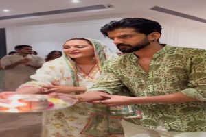 Sonakshi-Sinha-performed-Ganpati-Aarti-with-husband-Zaheer-Iqbal-shared-the-video!