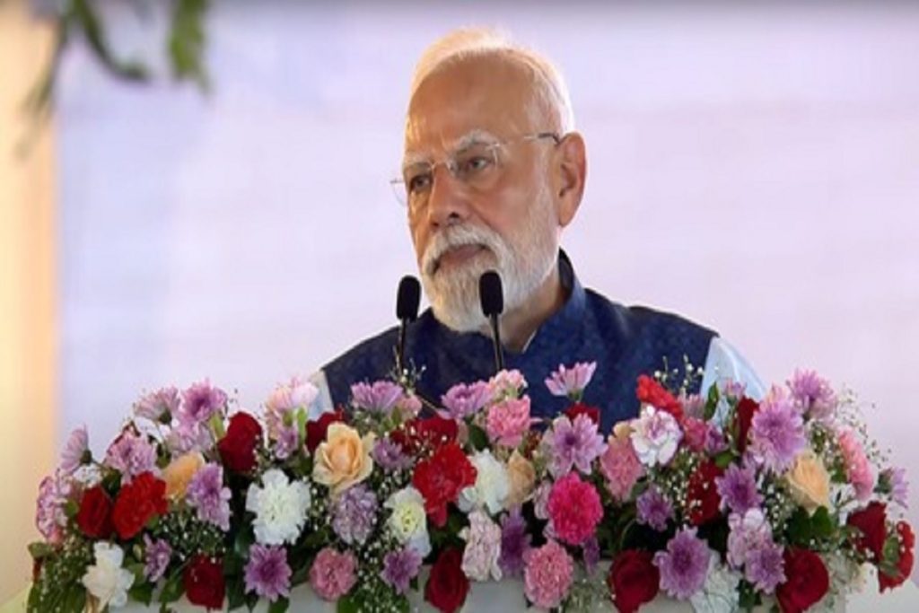 सिर पर संविधान रखकर नाचने वालों ने उसे कुचला : पीएम मोदी!