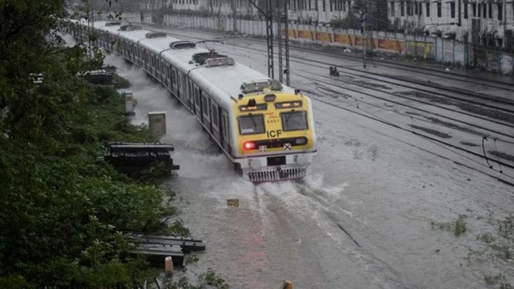 मुंबई में बारिश का कहर: अगले 2 घंटे के लिए रेड अलर्ट