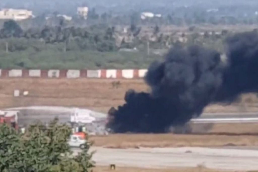 बारामती में ट्रेनिंग एयरक्राफ्ट क्रैश, पायलट बाल-बाल बचा!