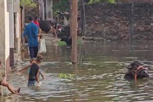 UP-Flood-wreaks-havoc-in-Varanasi-people-forced-to-leave-their-homes!