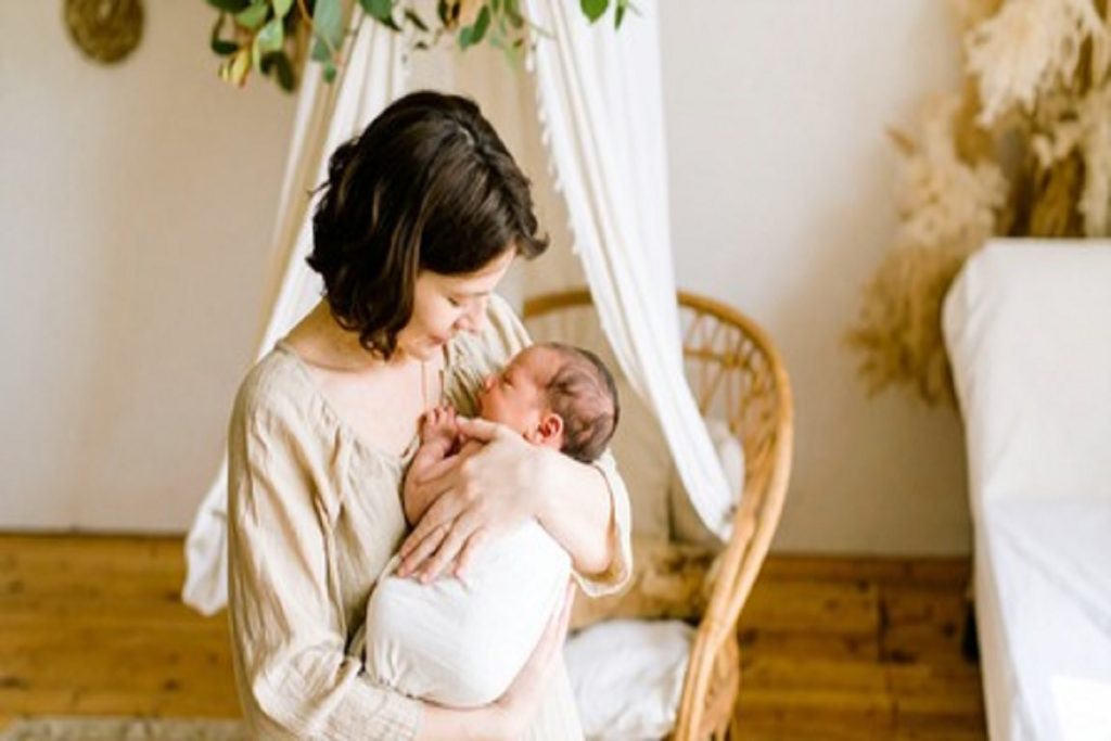 माताएं कब बच्चे को पिलाएं दूध? डॉक्टर ने दी सही सलाह!