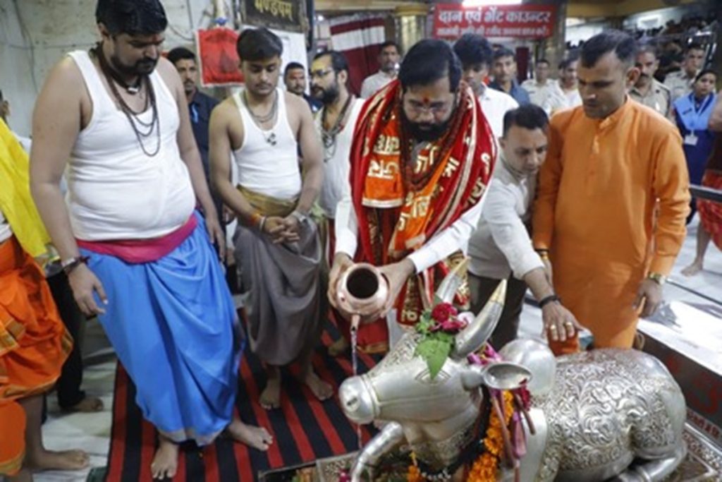 बाबा महाकाल के दर पर पीएम मोदी के लिए आशीर्वाद मांगने पहुंचे एकनाथ शिंदे !