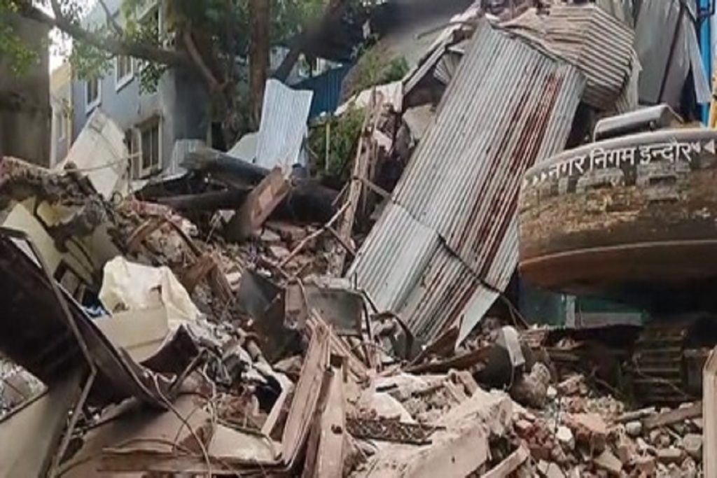 इंदौर में जर्जर हो चुकी तीन मंजिला बिल्डिंग गिरी, दो की मौत, कई घायल!