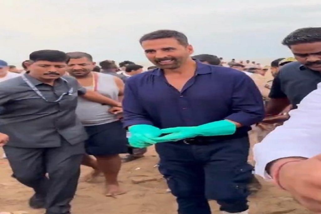 अक्षय कुमार ने जुहू बीच साफ कर लोगों को दी सीख, बोले, ‘सफाई सबकी ड्यूटी’!
