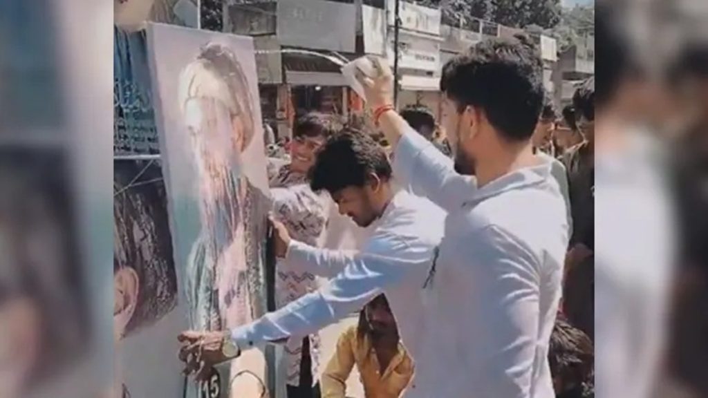 महाराष्ट्र: ईद-ए-मिलाद जुलूस में औरंगजेब की तस्वीर पर चढ़ाया दूध, फिर उछला विवाद !