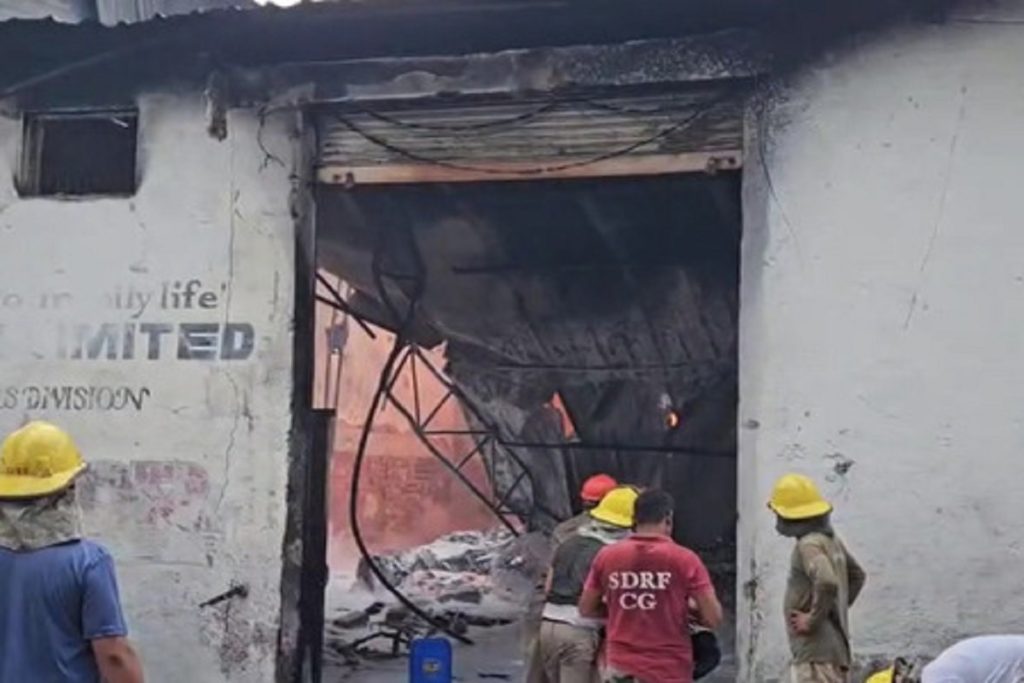 छत्तीसगढ़ : रायपुर की इंक फैक्ट्री में भीषण आग, काबू पाने में जुटी दमकल टीम!
