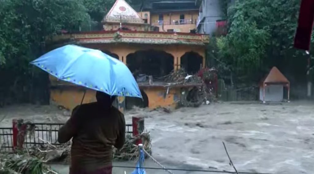 देहरादून में क्लाउडबर्स्ट, दो लापता; भारी बारिश से गाड़ियां व दुकानें बहीं, स्कूल बंद!