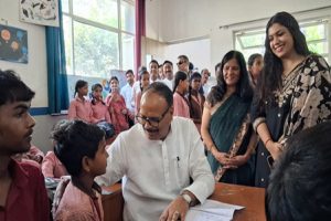 Deputy-CM-Brijesh-Pathak-inspected-the-school-and-took-feedback-from-the-children!