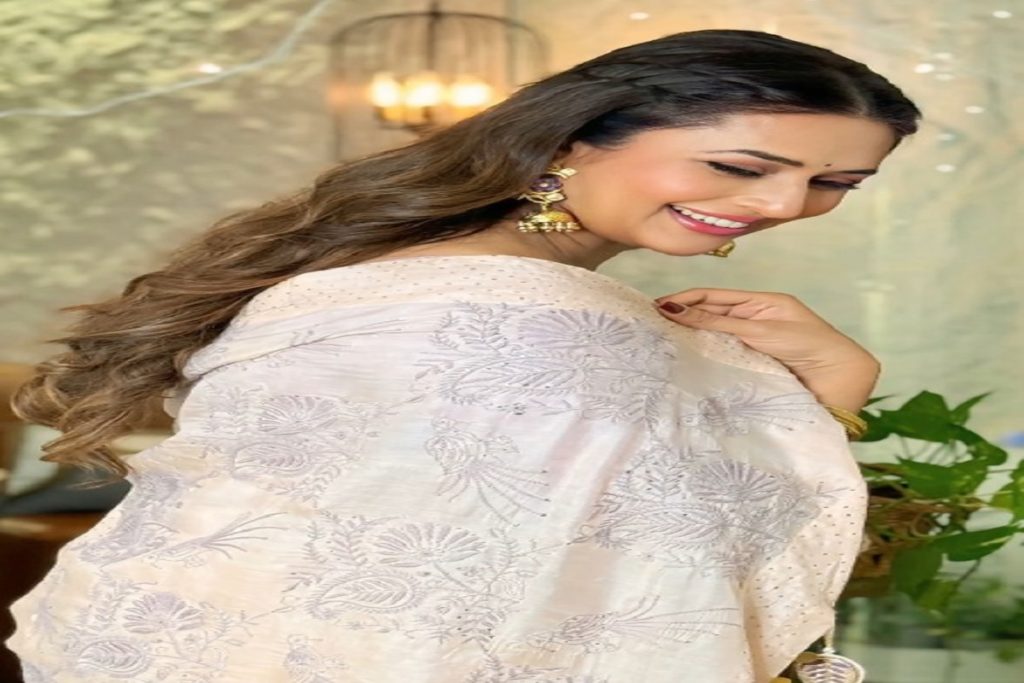 दिव्यांका त्रिपाठी का नया अंदाज, ‘ठुमक-ठुमक’ गाने पर वीडियो वायरल!