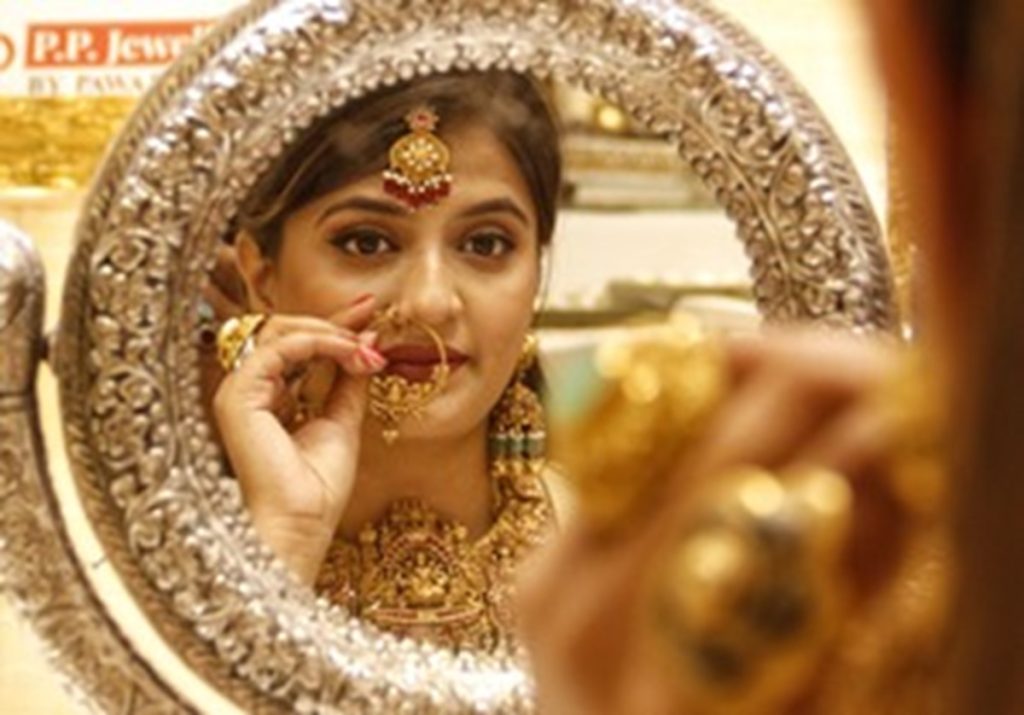 सोना बीते एक हफ्ते में करीब 4,000 रुपए हुआ महंगा, चांदी 1.23 लाख रुपए के पार