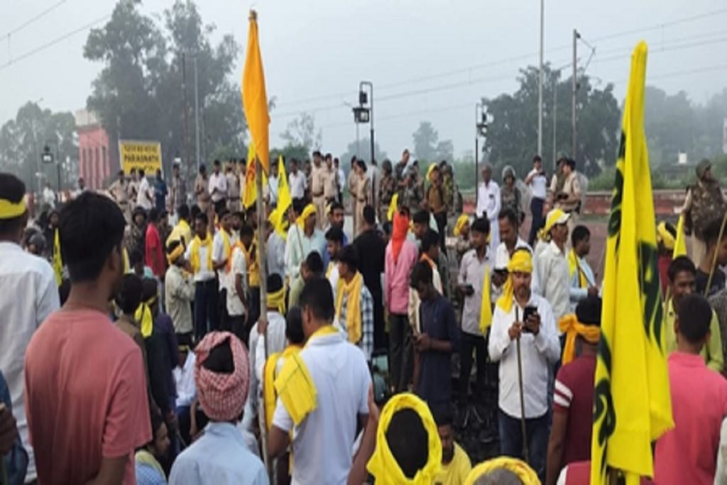 झारखंड में कुड़मी आंदोलनकारियों ने रेलवे ट्रैक जाम कर आदिवासी दर्जा मांगा! 