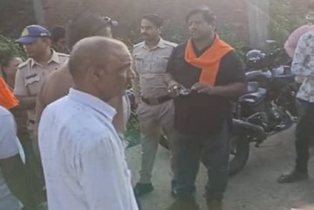जबलपुर की शिवराज बस्ती में ‘मकान बिकाऊ’ पोस्टर; घुसपैठियों को लेकर विवाद!