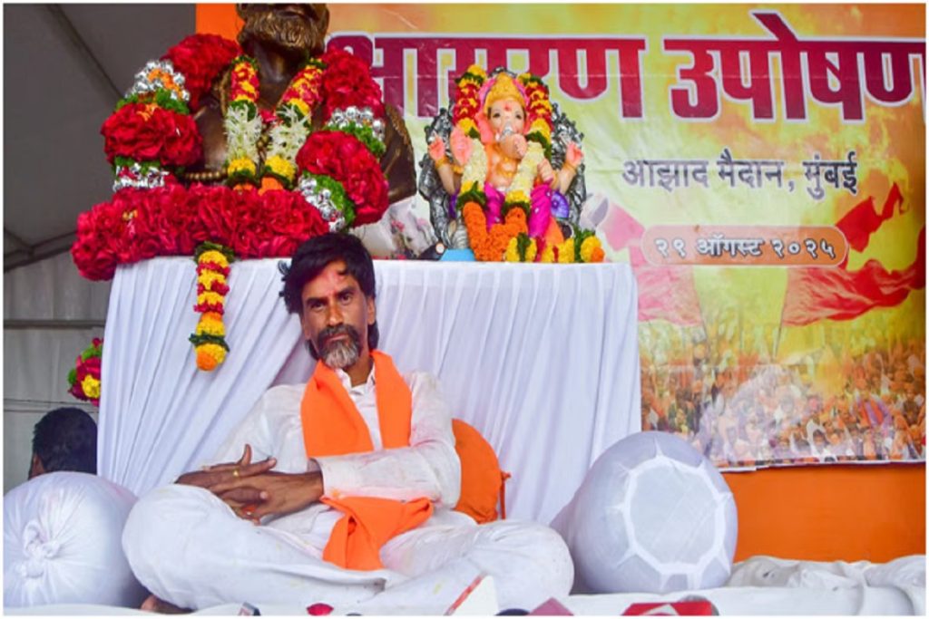 जरांगे ने फड​​न​वीस को चेताया, लाठीचार्ज हुआ तो मराठा दिखाएंगे ताकत!