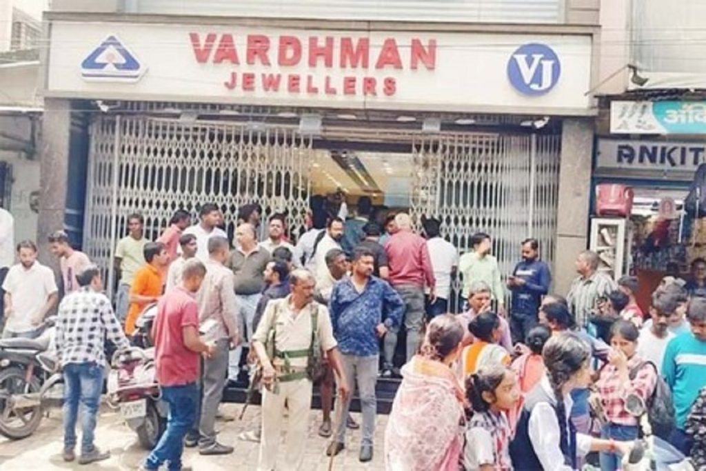 जमशेदपुर में ज्वेलरी शॉप में दिनदहाड़े लूट, दुकान मालिक घायल!