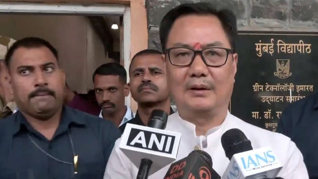 मुंबई यूनिवर्सिटी: 52 वर्षीय छात्र ने केंद्रीय मंत्री किरेन रिजिजू के गार्ड पर किया हमला!