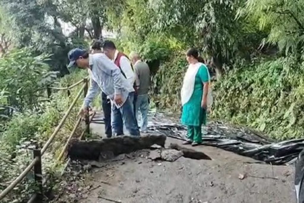 मसूरी में भूस्खलन से जमीन धंस रही, घरों के गिरने की आशंका!