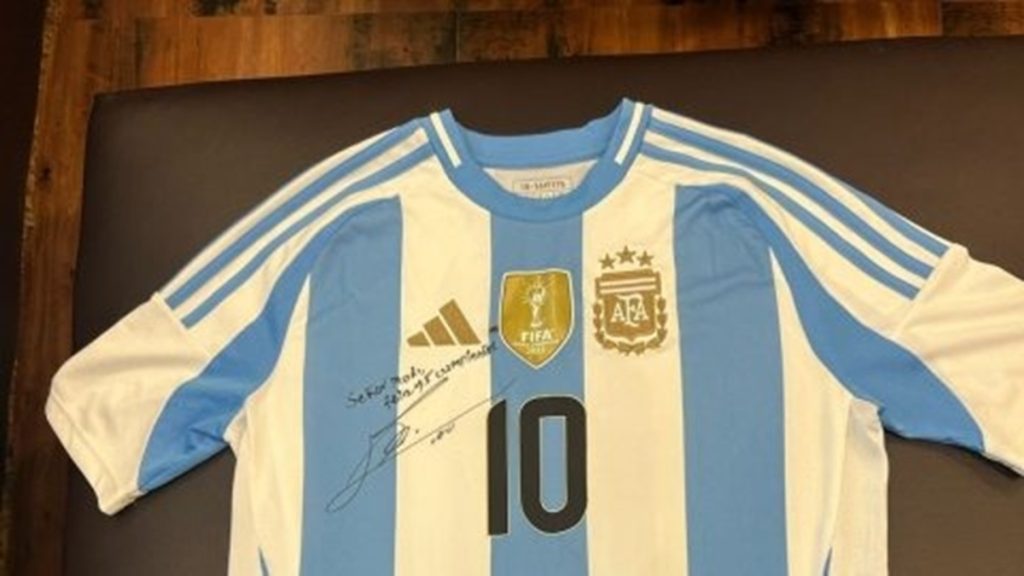लियोनेल मेसी ने प्रधानमंत्री नरेंद्र मोदी के जन्मदिन पर भेजी हस्ताक्षरित जर्सी !