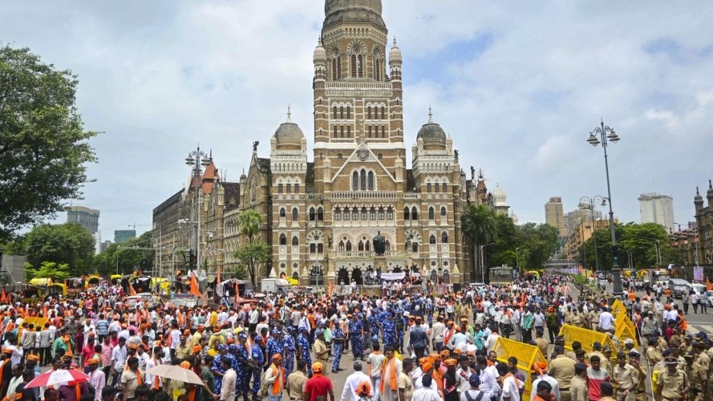 मराठा आरक्षण आंदोलन के बाद मुंबई पुलिस का एक्शन, प्रदर्शकारियों के ख़िलाफ़ FIR दर्ज!