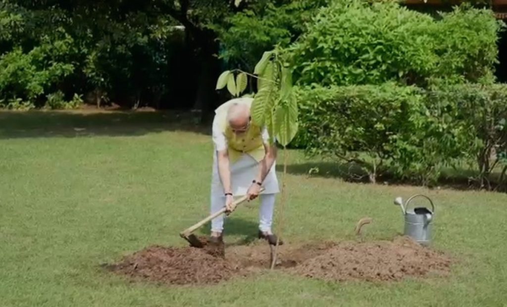 पीएम मोदी ने किंग चार्ल्स से मिले कदंब के पौधे को अपने आवास पर लगाया!
