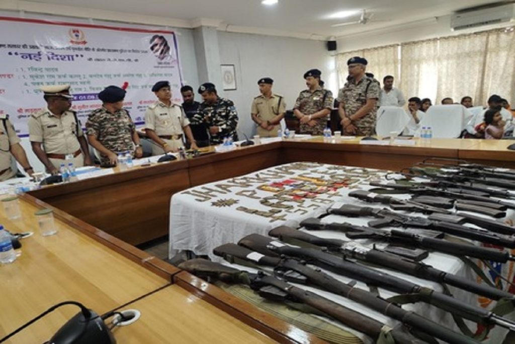 लातेहार में नौ नक्सलियों ने हथियारों के जखीरे के साथ किया सरेंडर​!