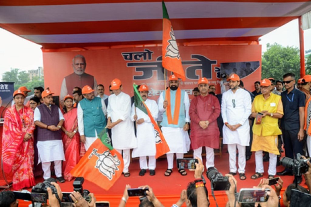 बिहार : भाजपा ने गांधी मैदान से ‘चलो जीते हैं’ रथ किया रवाना!
