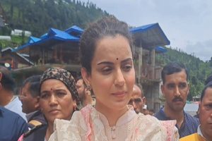 Protest-against-Kangana-Ranaut-in-Patlikuhl-Youth-Congress-shows-black-flags!