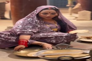 Rani-Chatterjee-in-a-desi-look-made-rotis-on-the-set-gave-film-information!