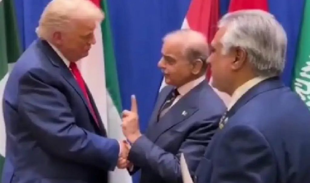 शरीफ़ और ट्रंप की मुलाकात: पहले तारीफ़ कर कहा “ग्रेट लीडर”; फिर करवाया गेट पर इंतजार!