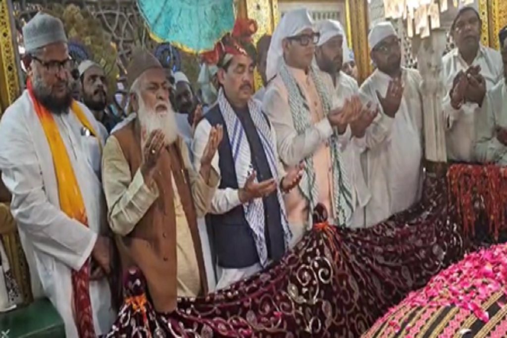 पीएम मोदी के 75वें जन्मदिन पर शाहनवाज हुसैन ने दरगाह पर चादर चढ़ाई!