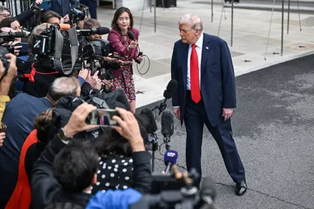 ट्रंप ने करवाया ‘ड्रग-ट्रैफिकिंग’ जहाज पर घातक हमला, तीन की मौत