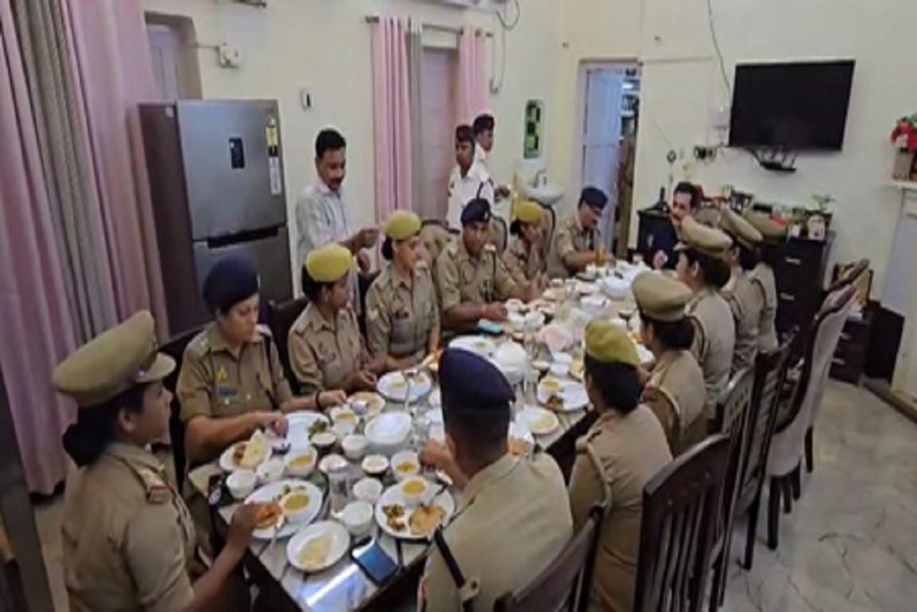 वाराणसी: पुलिस कमिश्नर ने महिला सिपाहियों संग भोजन कर सम्मानित किया!