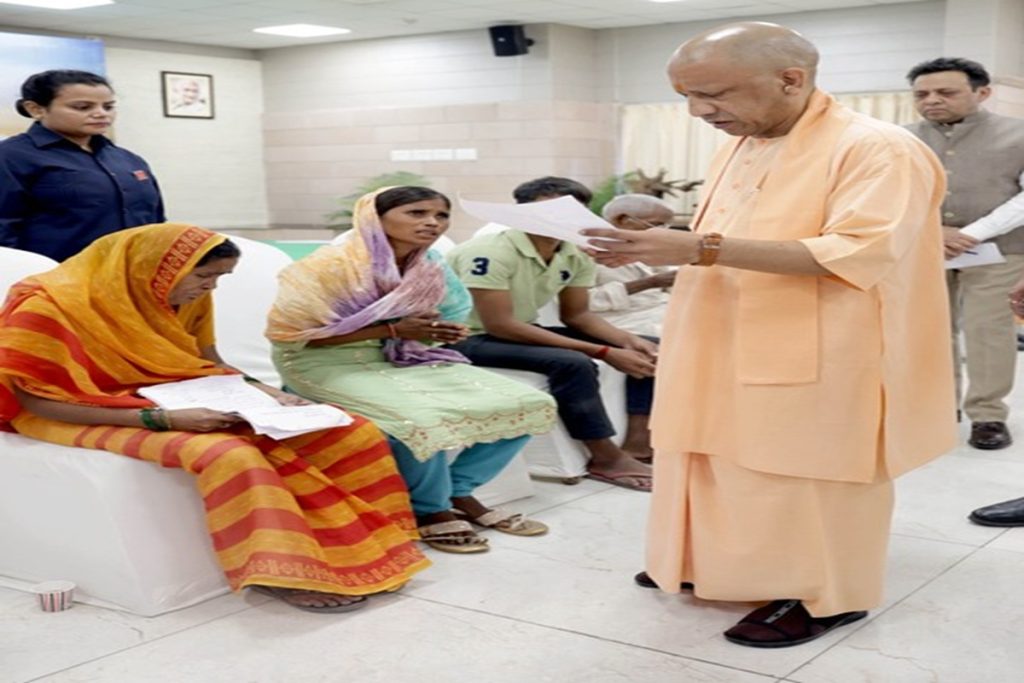 जनता दर्शन में बूढ़ी मां का दर्द सुन भावुक हुए सीएम योगी, कैंसर पीड़ित बेटे को भिजवाया अस्पताल