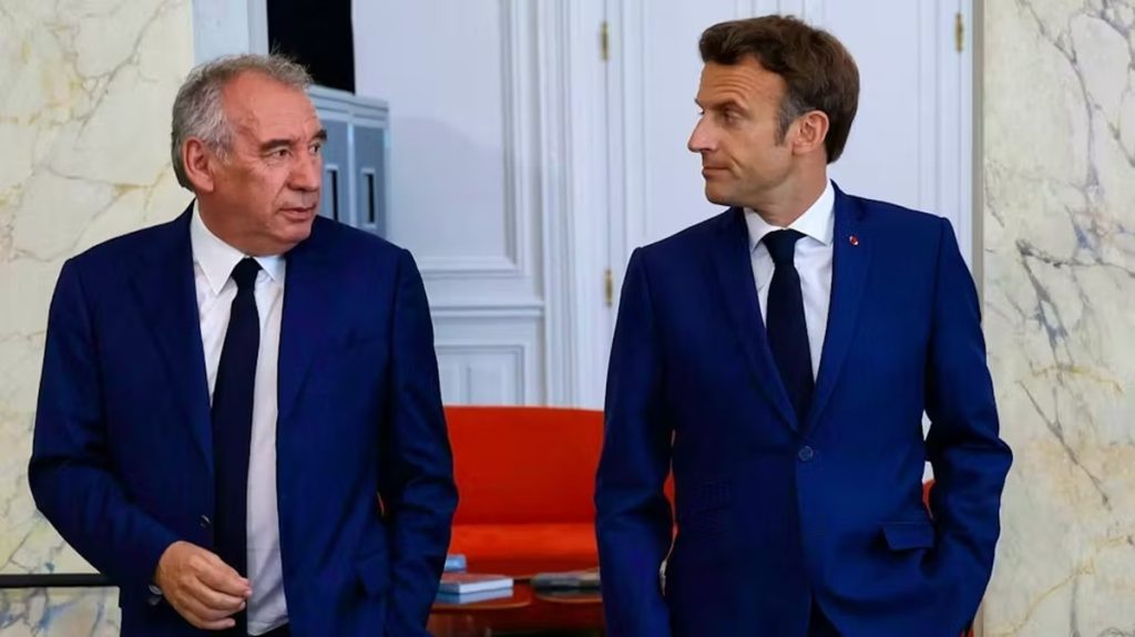 फ्रांस में गिरी सरकार : बायरो के खिलाफ अविश्वास प्रस्ताव, मैक्रों पर नई राजनीतिक चुनौती