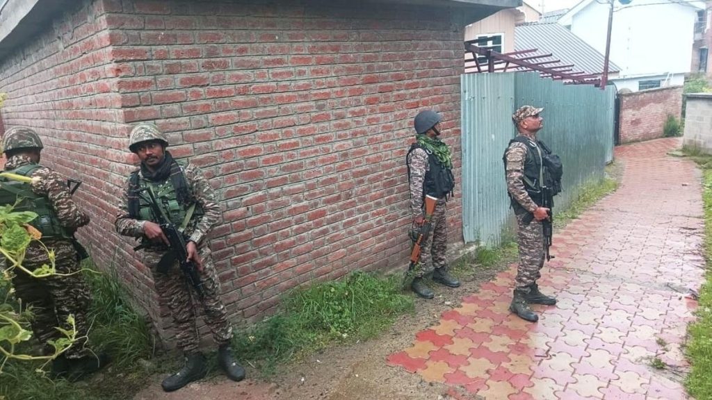 जम्मू-कश्मीर: एक आतंकवादी ढेर, दो से तीन आतंकवादी और भी छिपे हो सकते हैं!