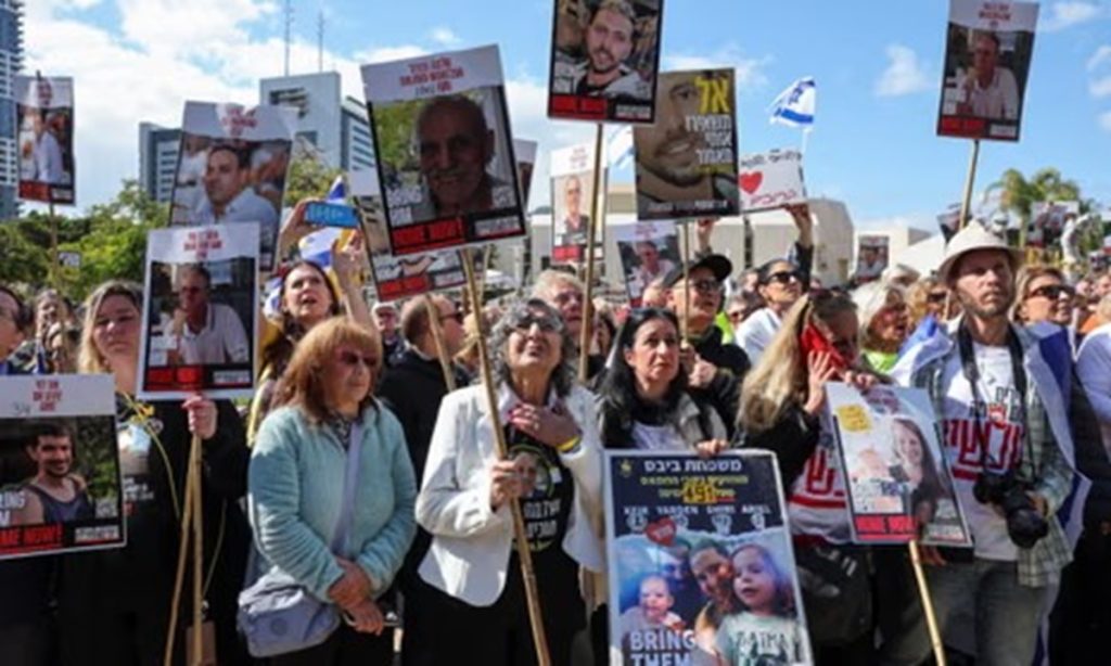 गाजा युद्धविराम के बीच पहली रिहाई: हमास ने सात इज़राइली बंधकों को रेड क्रॉस को सौंपा