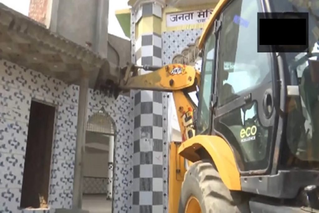 इलाके में तनाव रोकने हेतु भारी पुलिस बल तैनात किया गया!