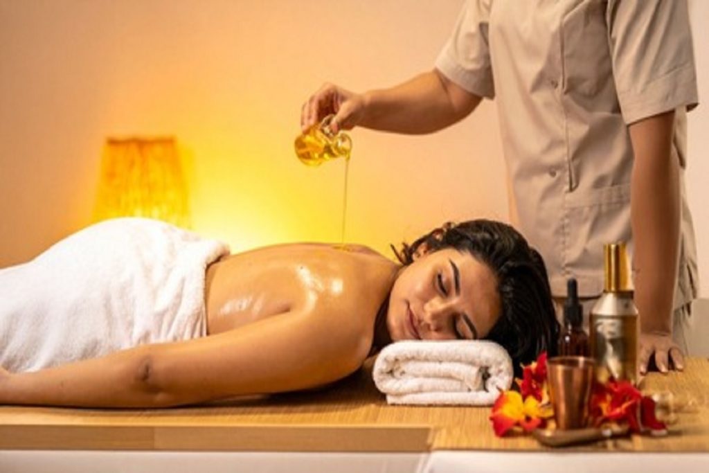 अभ्यंग : शरीर और मन के लिए आयुर्वेद का तोहफा, जानें फायदे!