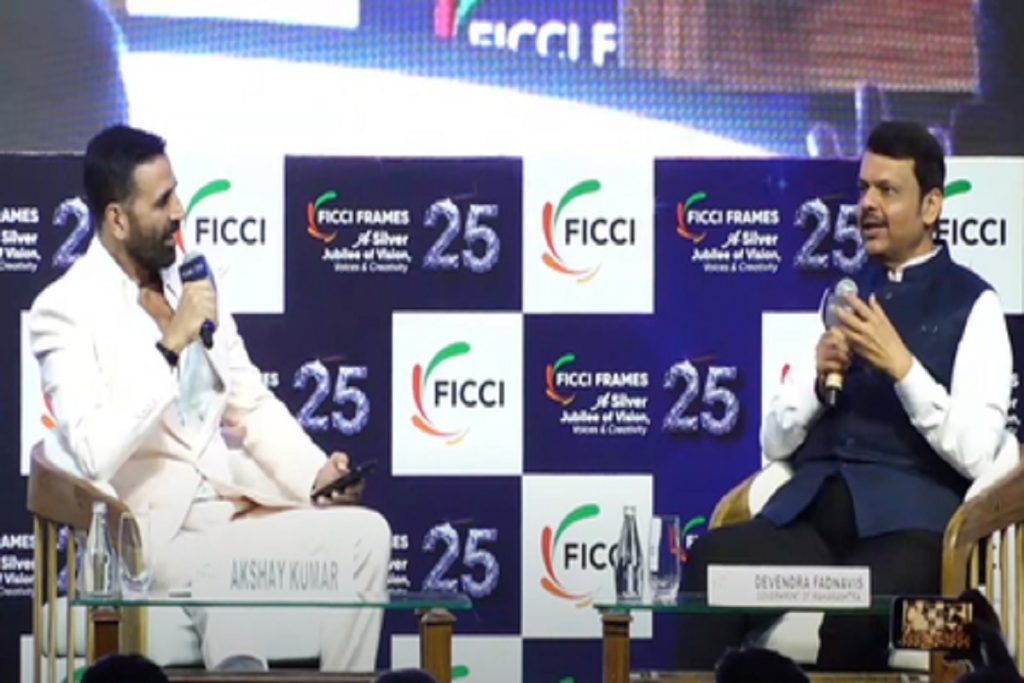 अक्षय कुमार ने सीएम फडनवीस से मांगी पुलिस जूतों की नई डिज़ाइन!