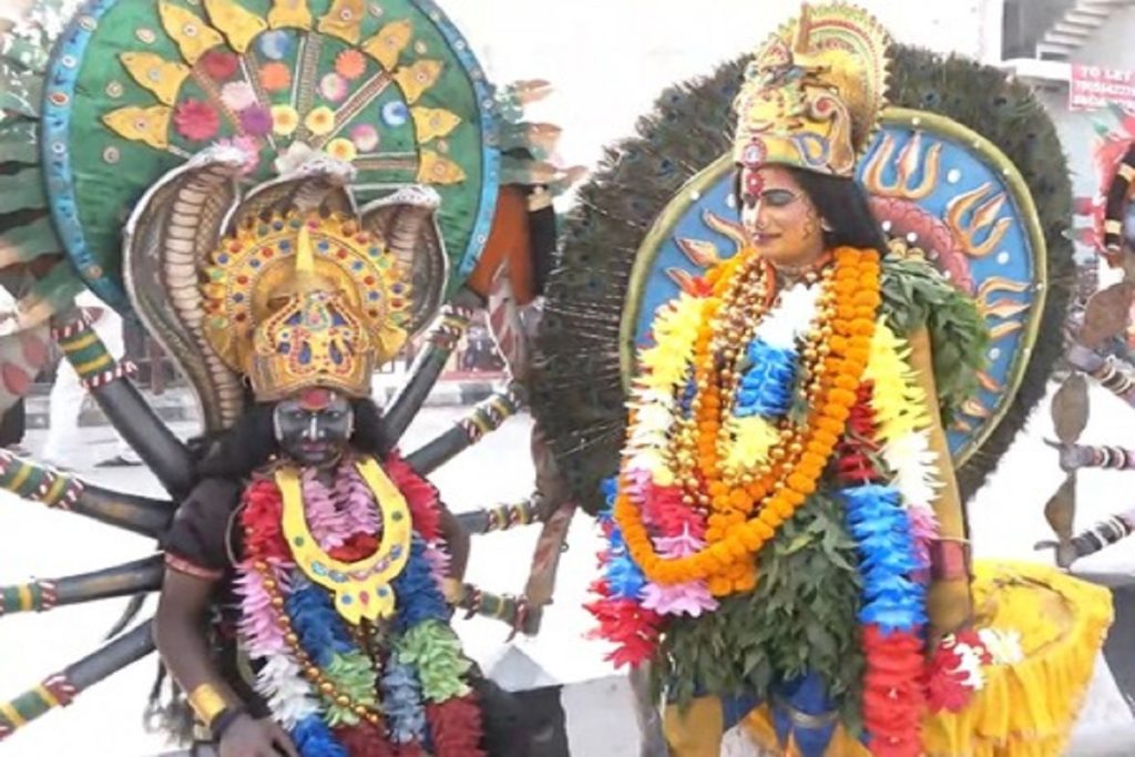 दीपोत्सव के मौके पर फूलों से सजी अयोध्या नगरी, झांकियों से जीता भक्तों का दिल!