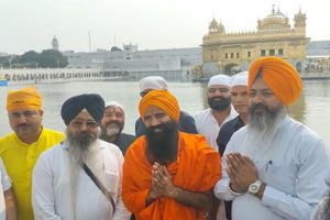 Baba-Ramdev-bowed-his-head-at-Darbar-Sahib-in-Punjab-and-helped-the-flood-victims!