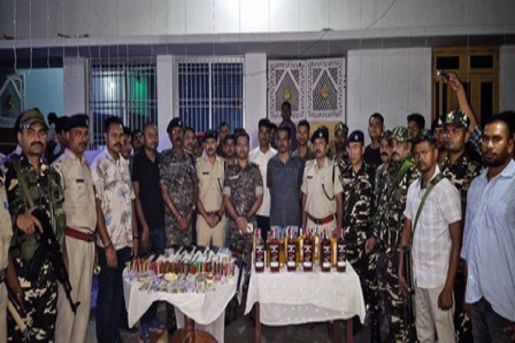 बिहार: चुनाव से पूर्व मोतिहारी में बड़ी संख्या में हथियार बरामद, दंपति गिरफ्तार!