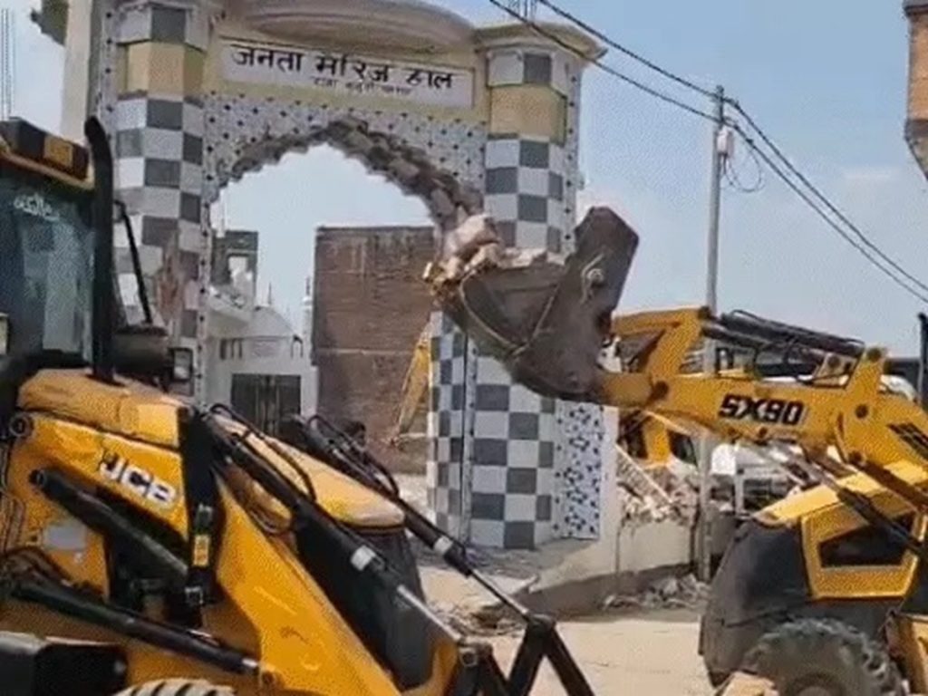 संभल में बुलडोजर एक्शन: 4 घंटे में गिरते मैरेज हॉल को देखकर लोगों ने खुद तोड़ी मस्जिद!