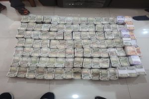 CBI-catches-NHIDCL-director-taking-bribe-seizes-crores-of-rupees!