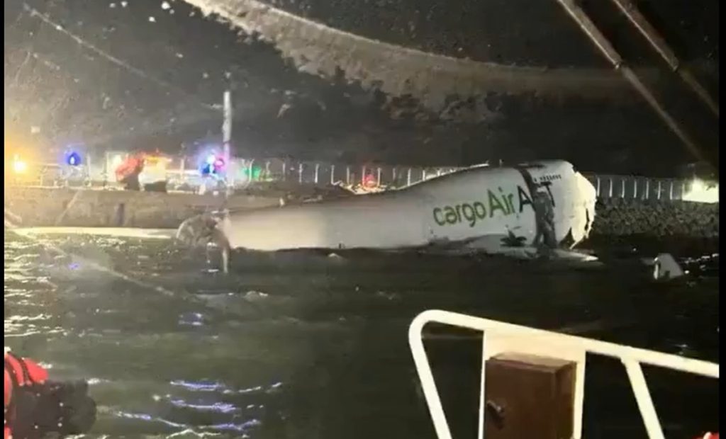 हॉन्गकॉन्ग एयरपोर्ट पर बड़ा हादसा: तुर्की कार्गो विमान रनवे से फिसलकर समुद्र में गिरा, दो की मौत